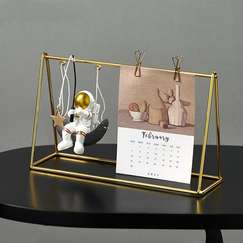 Modern Astronaut Statue – Aesthetic Desk Decor for Office & Living Room