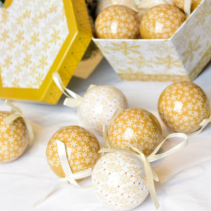 Christmas Tree Ornament Gift Box Pendant – Elegant Festive Decoration