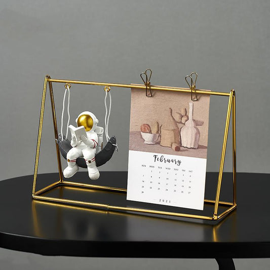 Modern Astronaut Statue – Aesthetic Desk Decor for Office & Living Room