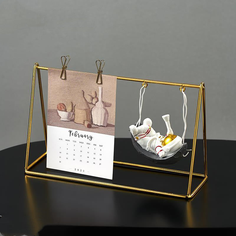 Modern Astronaut Statue – Aesthetic Desk Decor for Office & Living Room