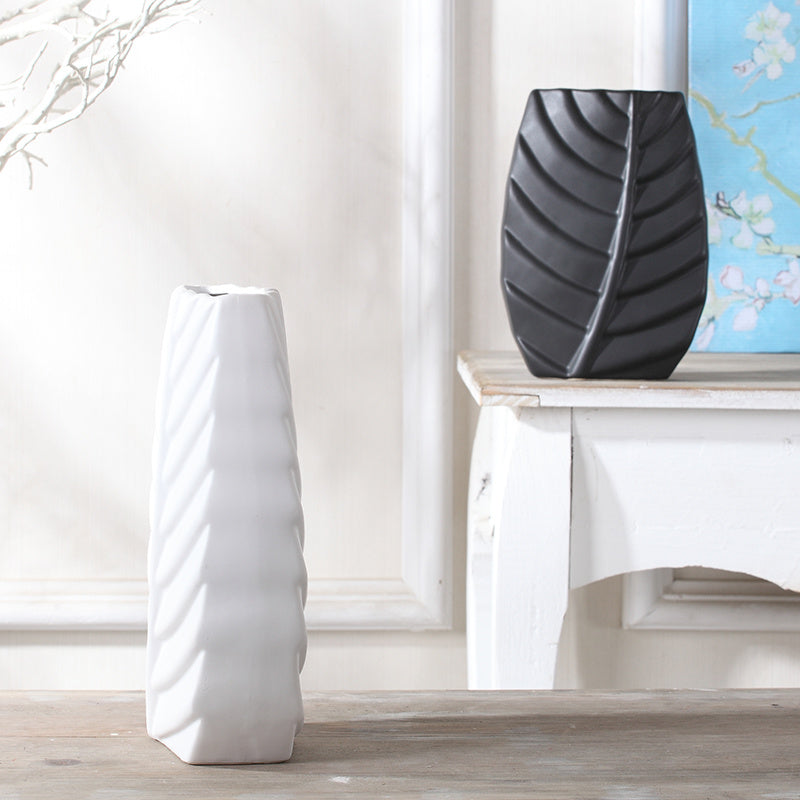 Nordic Leaf Vase – Simple, Elegant Touch for Modern Homes