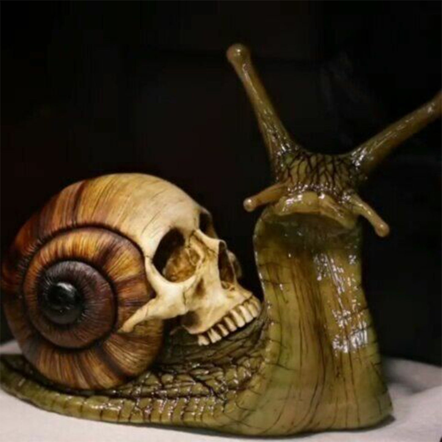 Gothic Snail Sculpture Home Decor – Skull Snail Figurine, Kawaii Aesthetic Room Decor