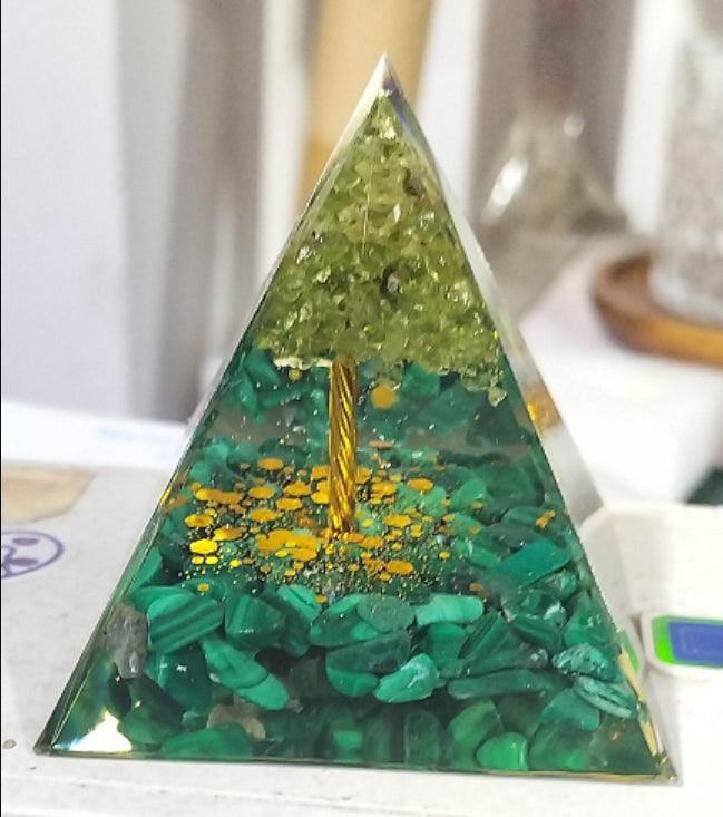 Natural Crystal Stone Pyramid – Energy Balance Decor for Home Desk Office Interior Styling